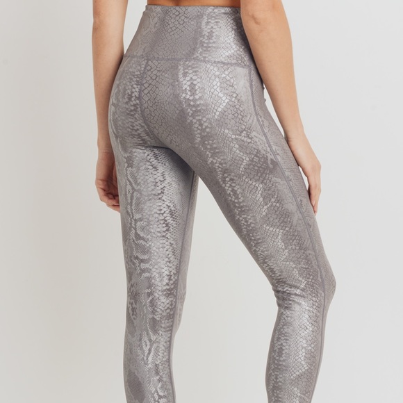 NWT! π₯° Snake Print High Waisted Legging Pants - Picture 4 of 8